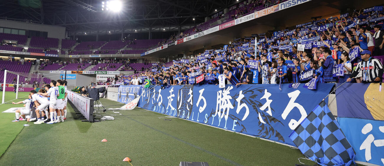 京都対水戸　J1初勝利の水戸イレブンはサポーターをバックに記念写真に納まる（撮影・西尾就之）