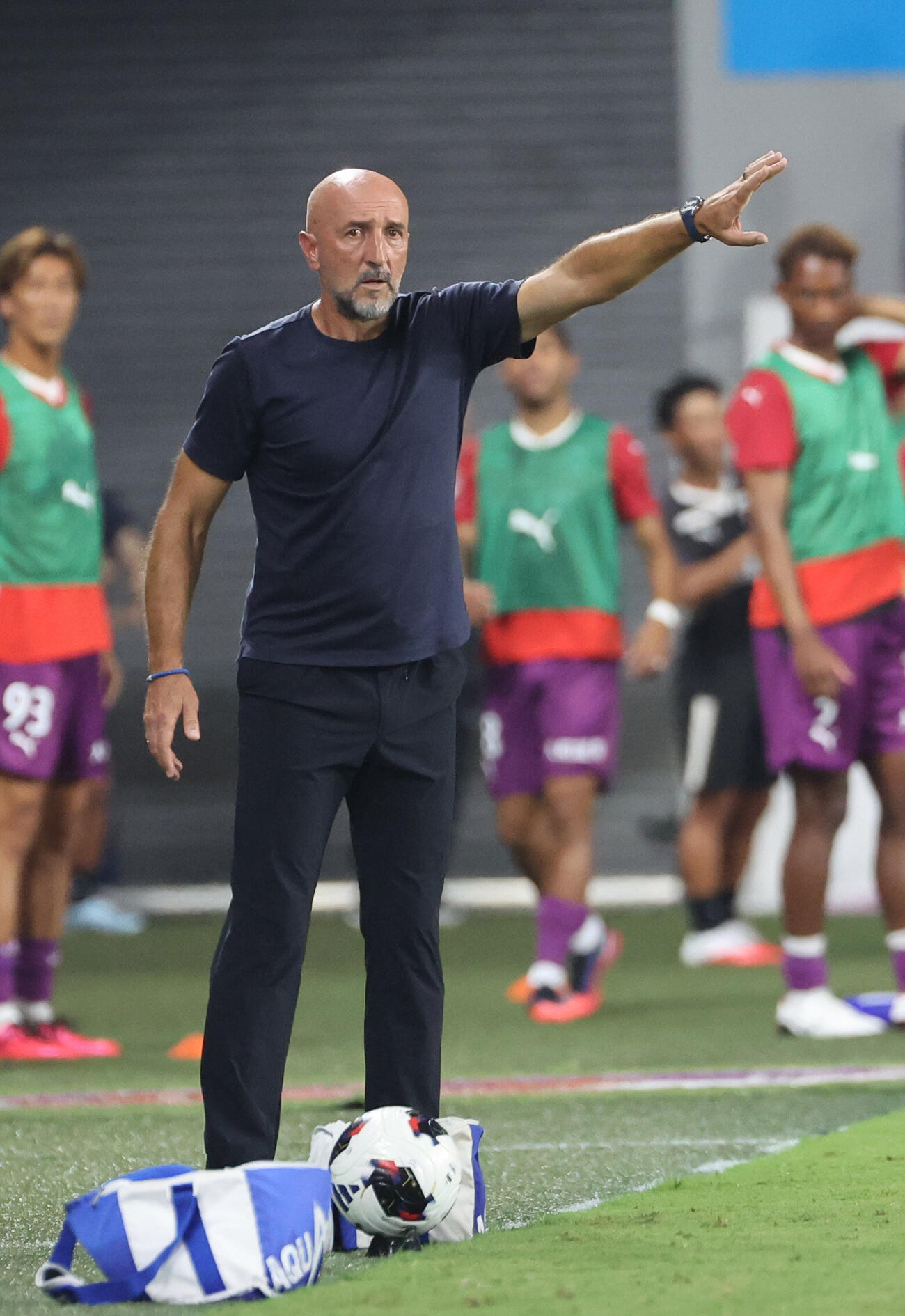 京都対水戸　前半、指示を出す京都ランコ・ポポヴィッチ監督（撮影・西尾就之）