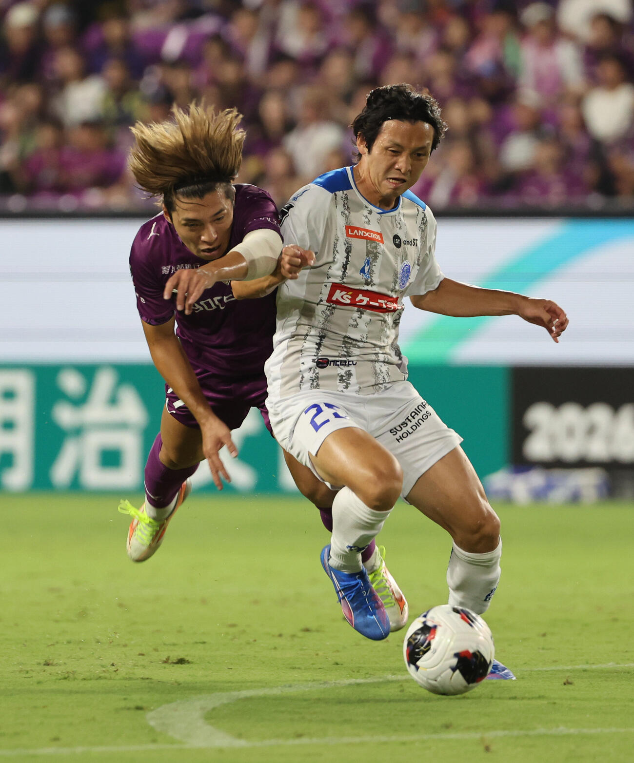 京都対水戸　前半、ボールを奪い合う京都新井晴樹（左）と水戸真瀬拓海（撮影・西尾就之）