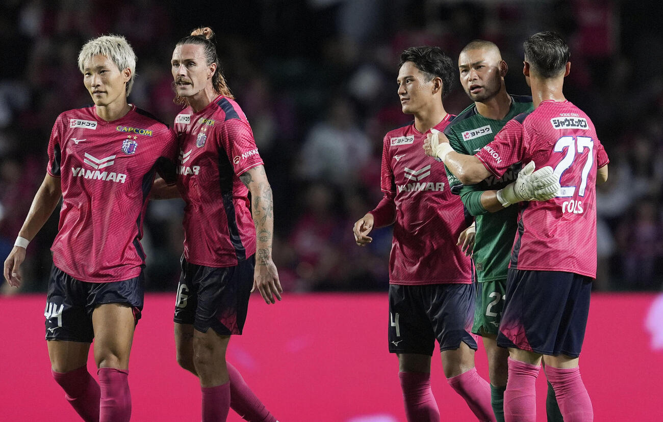 清水に勝利し、抱き合って喜ぶGK中村航（右から2人目）らC大阪イレブン＝ハナサカ（共同）