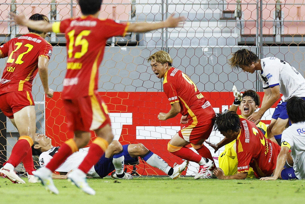 名古屋対G大阪　後半、決勝ゴールを決め、駆け出す名古屋浅野（中央）（共同）