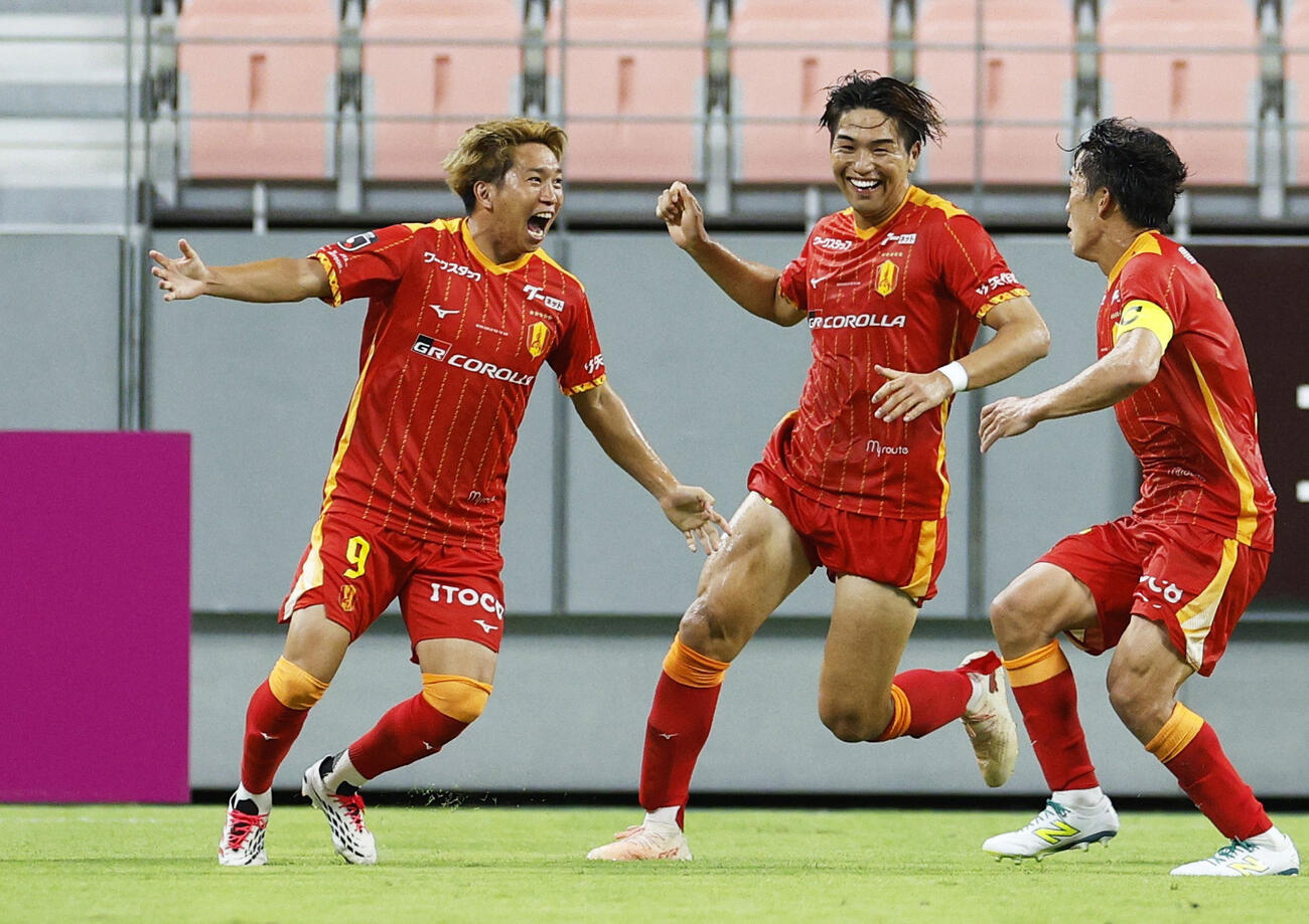 名古屋－G大阪　後半、決勝ゴールを決め、木村（中央）らと喜ぶ名古屋・浅野（左）＝豊田（共同）