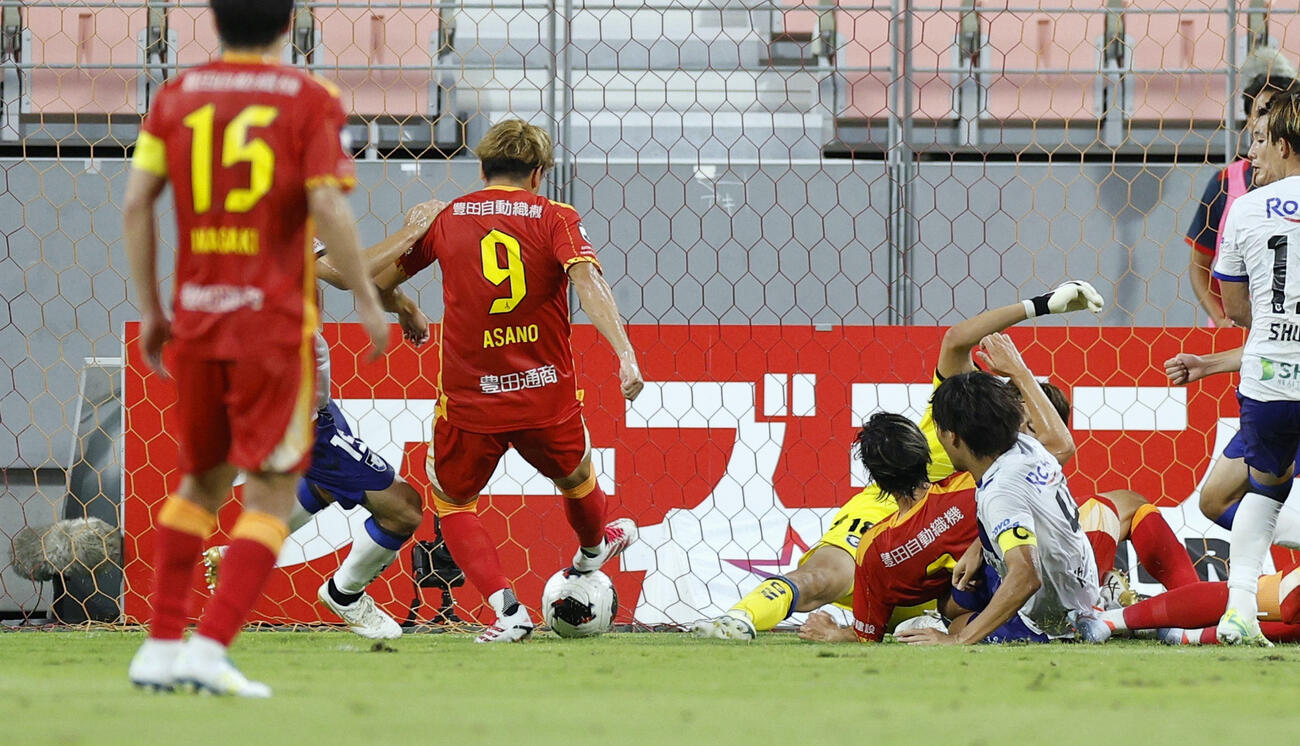 名古屋－G大阪　後半、決勝ゴールを決める名古屋・浅野（9）＝豊田（共同）