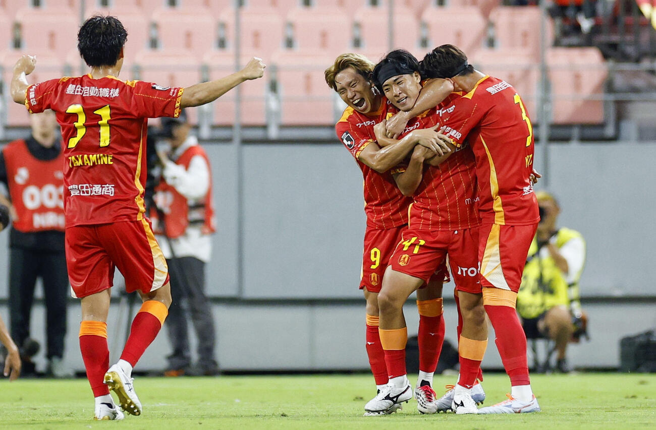 名古屋－G大阪　試合終了間際、チーム3点目のゴールを決め、祝福される名古屋・小野（右中央）＝豊田（共同）