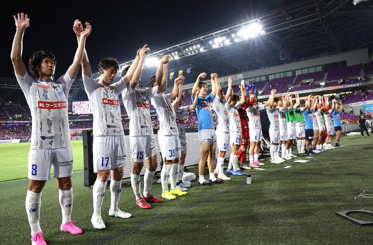 京都対水戸　京都を3－1で下しJ1初勝利の水戸イレブンはサポーターに向かってバンザイ（撮影・西尾就之）