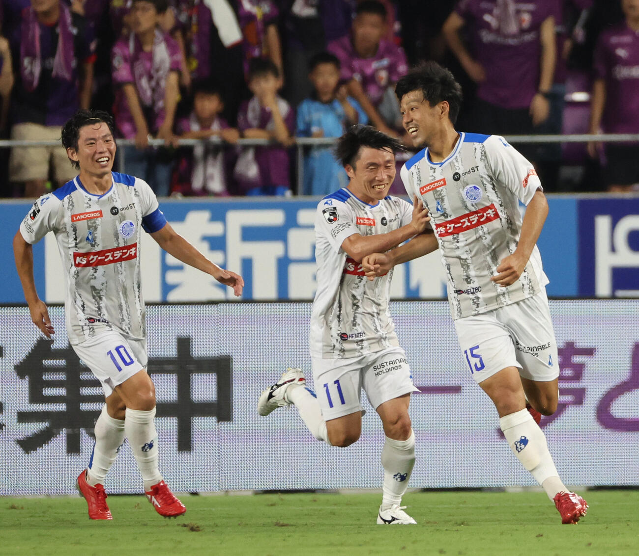 京都対水戸　前半、水戸木本恭生（右）はチーム2点目を決め喜ぶ（撮影・西尾就之）