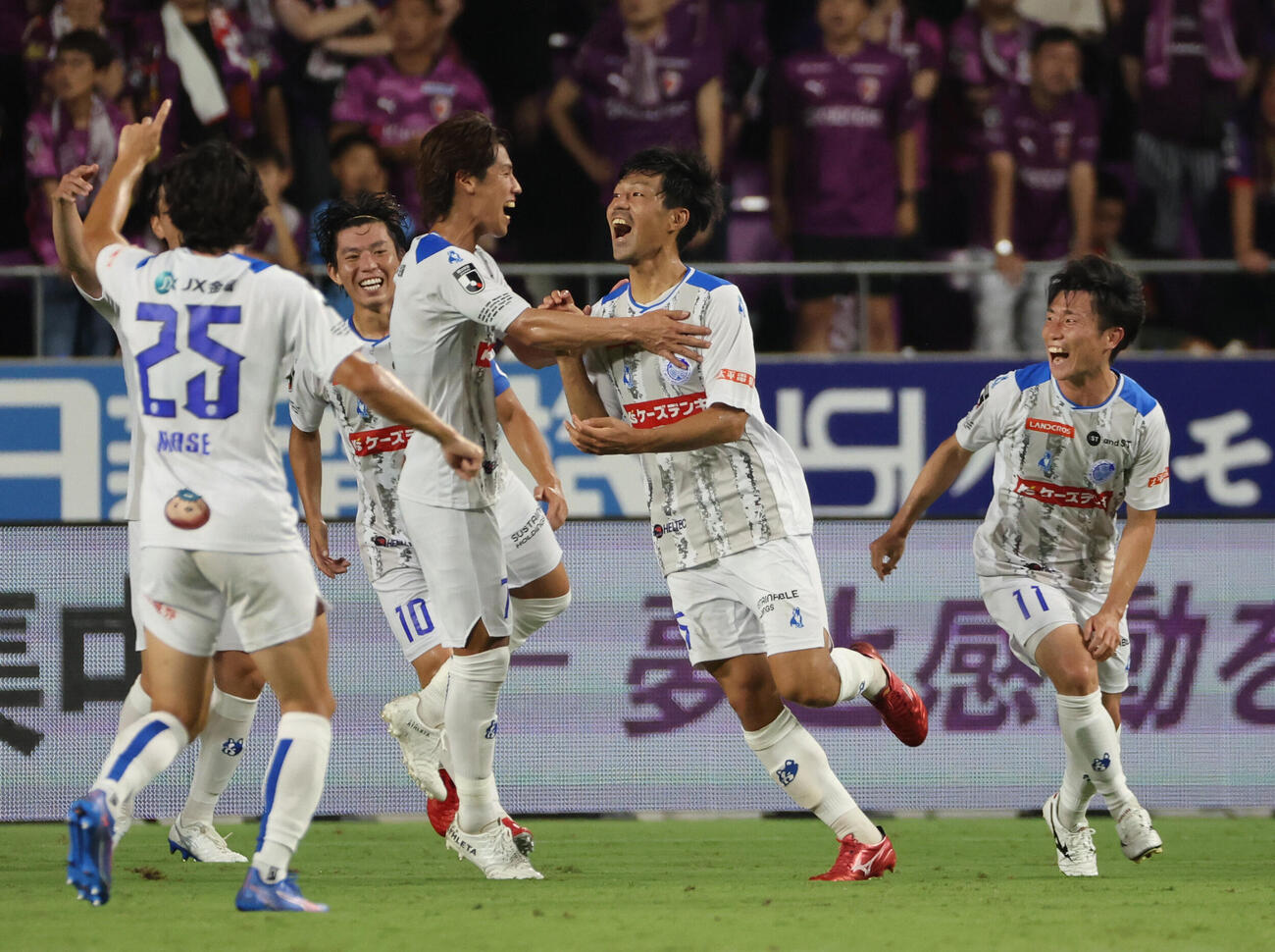 京都対水戸　前半、水戸木本恭生（右から2人目）はチーム2点目を決め喜ぶ（撮影・西尾就之）