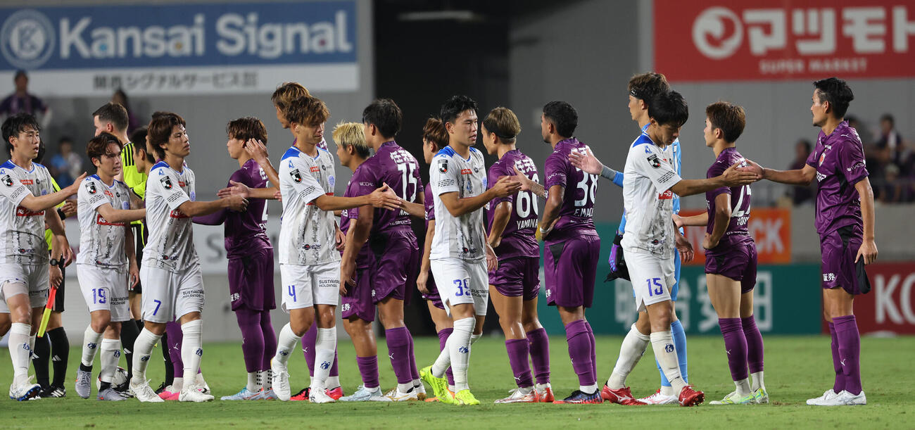 京都対水戸　J1初勝利の水戸イレブンは京都イレブンと健闘をたたえ合う（撮影・西尾就之）