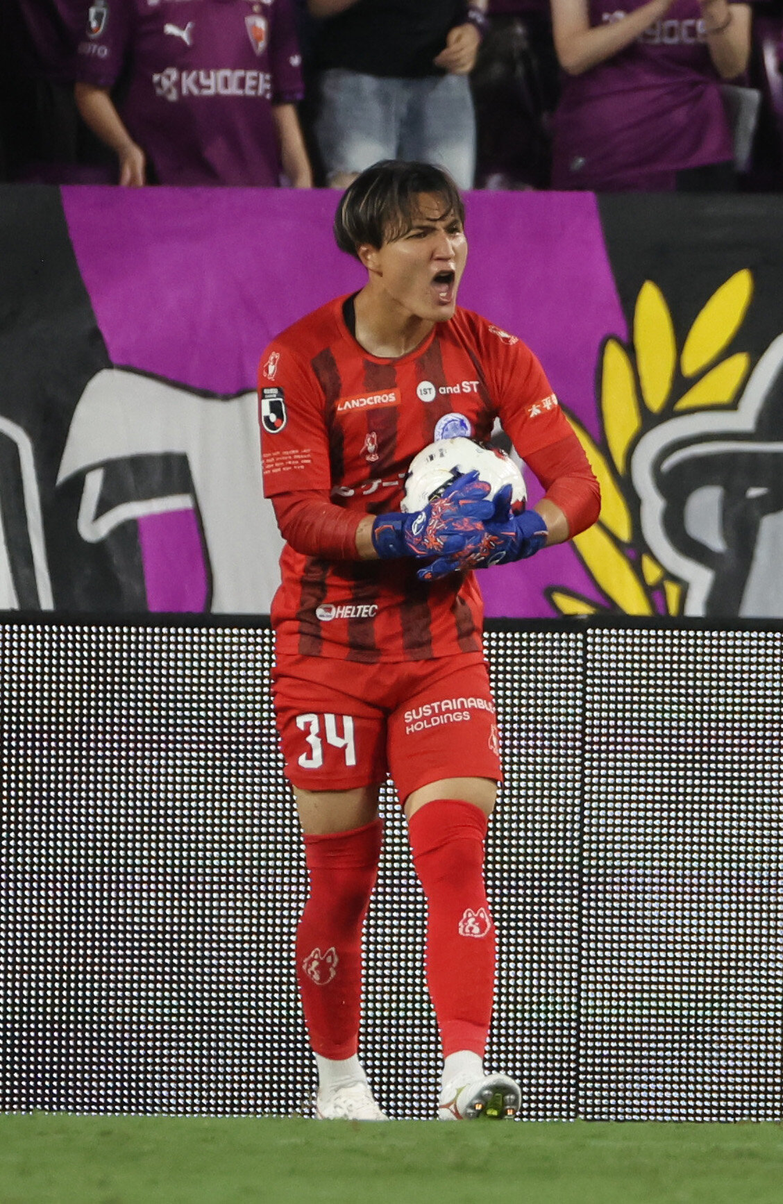 京都対水戸　後半、キャッチして叫ぶ水戸GK西川幸之介（撮影・西尾就之）