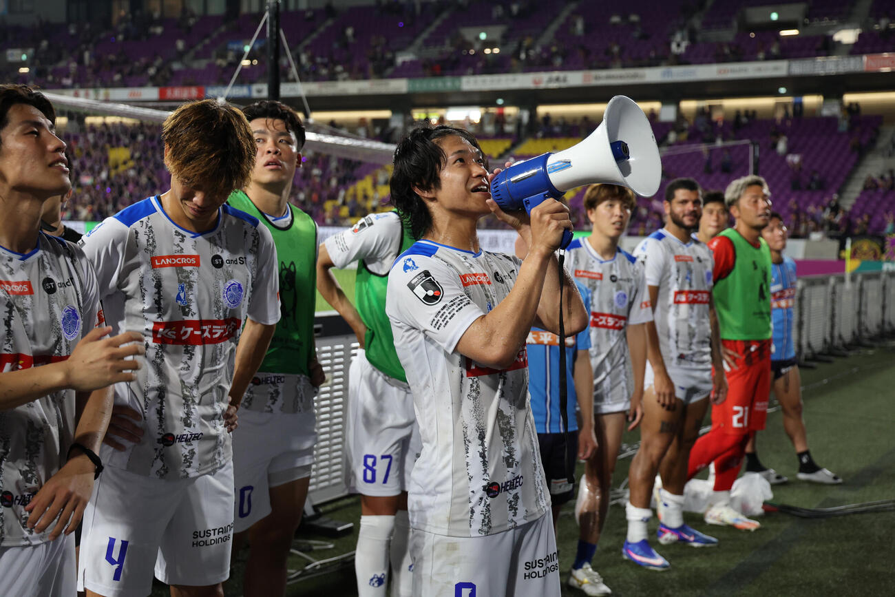 京都対水戸　チーム3点目を決めた水戸加藤千尋はハンドマイクでサポーターにあいさつ（撮影・西尾就之）