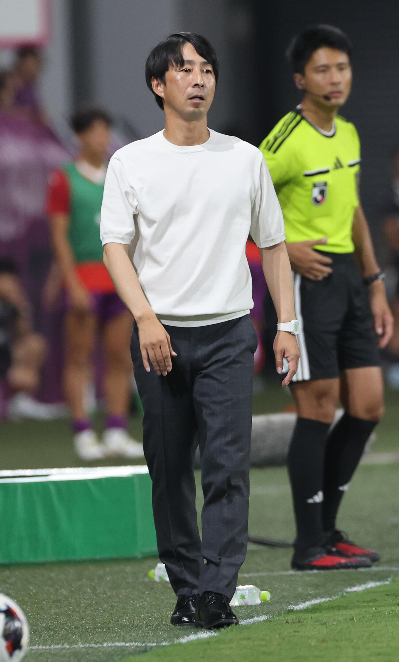 京都対水戸　前半、試合を見守る水戸樹森大介監督（撮影・西尾就之）