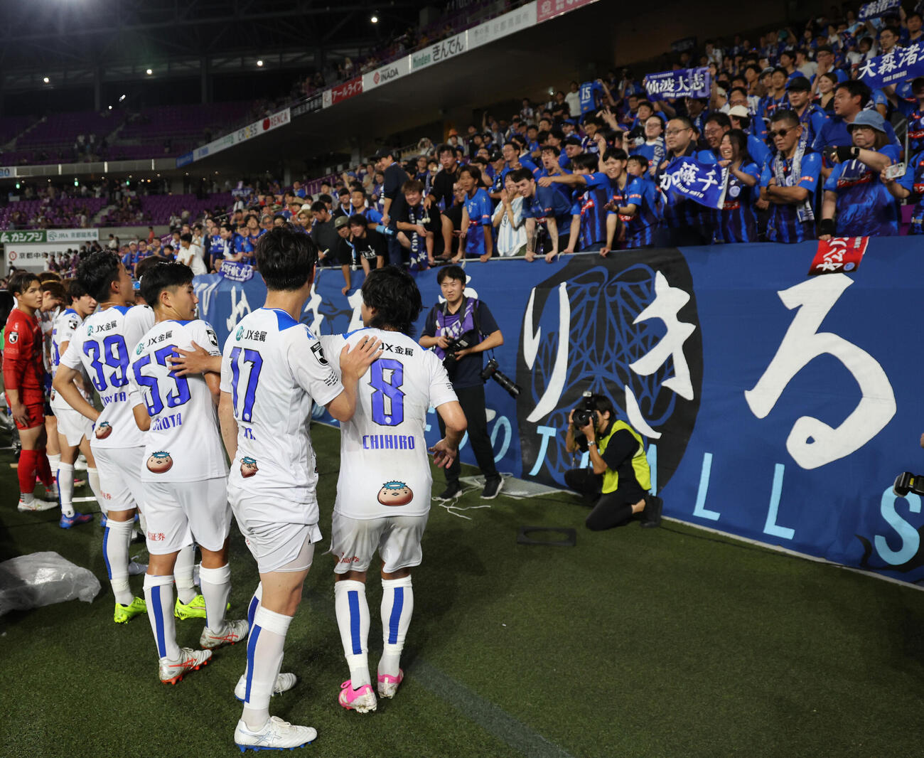 京都対水戸　初勝利を挙げサポーターに報告する水戸イレブン（撮影・西尾就之）