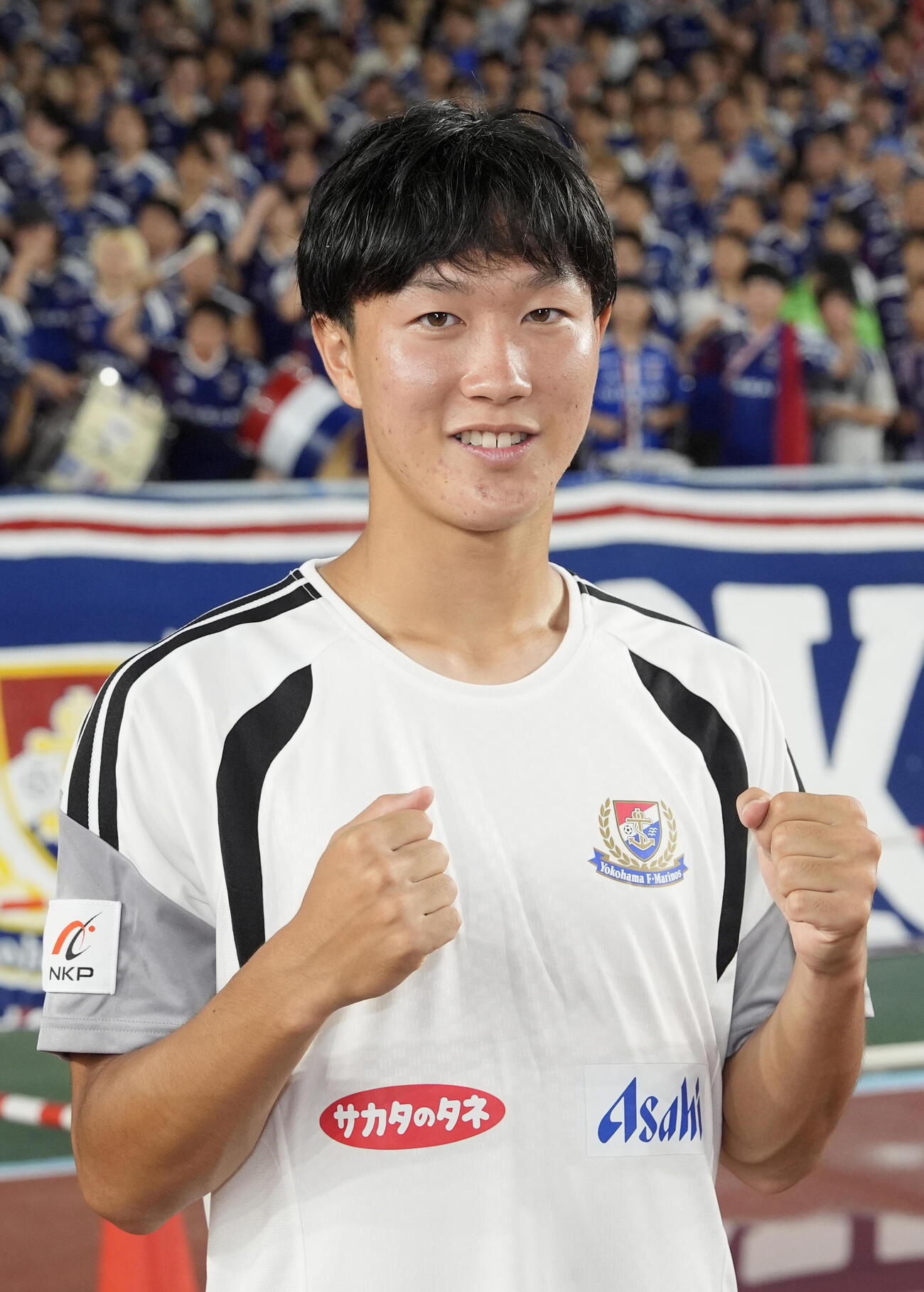 神戸に競り勝ち、写真に納まる横浜三井寺（共同）