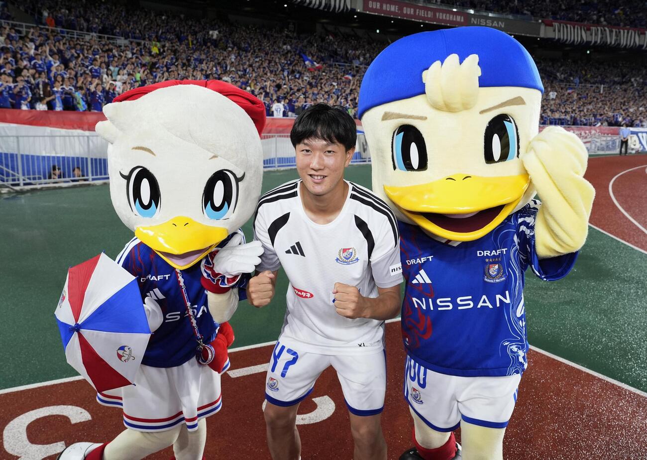 神戸に競り勝ち、写真に納まる横浜三井寺（共同）