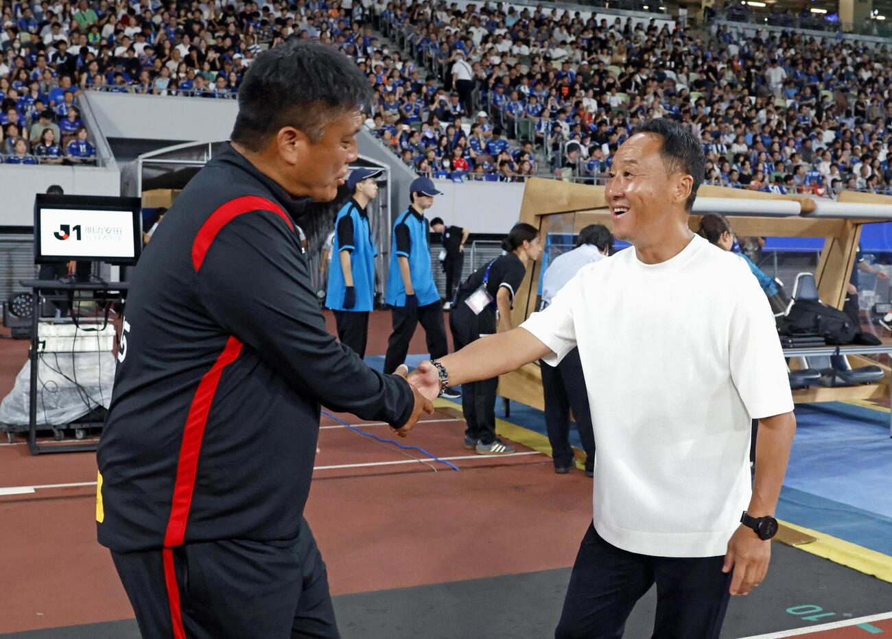 試合前、浦和・曺貴裁監督（左）と握手を交わす町田・黒田監督＝MUFG国立（共同）