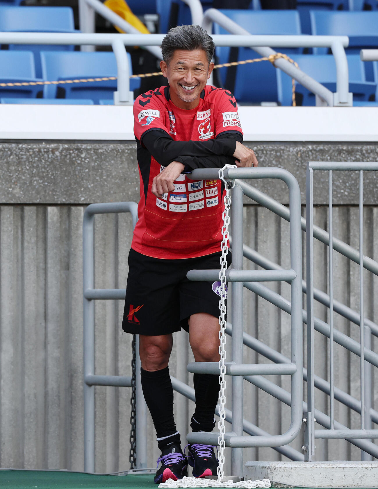 横浜対福島　試合前、笑顔を見せる福島カズ（撮影・宮地輝）