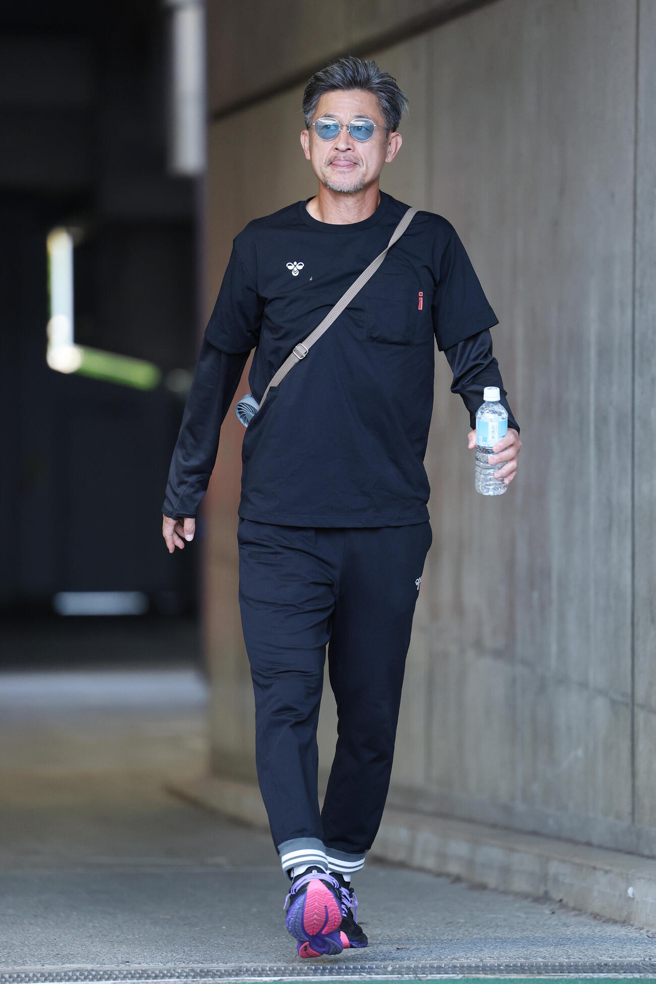 横浜対福島　スタジアム入りする福島カズ（撮影・宮地輝）
