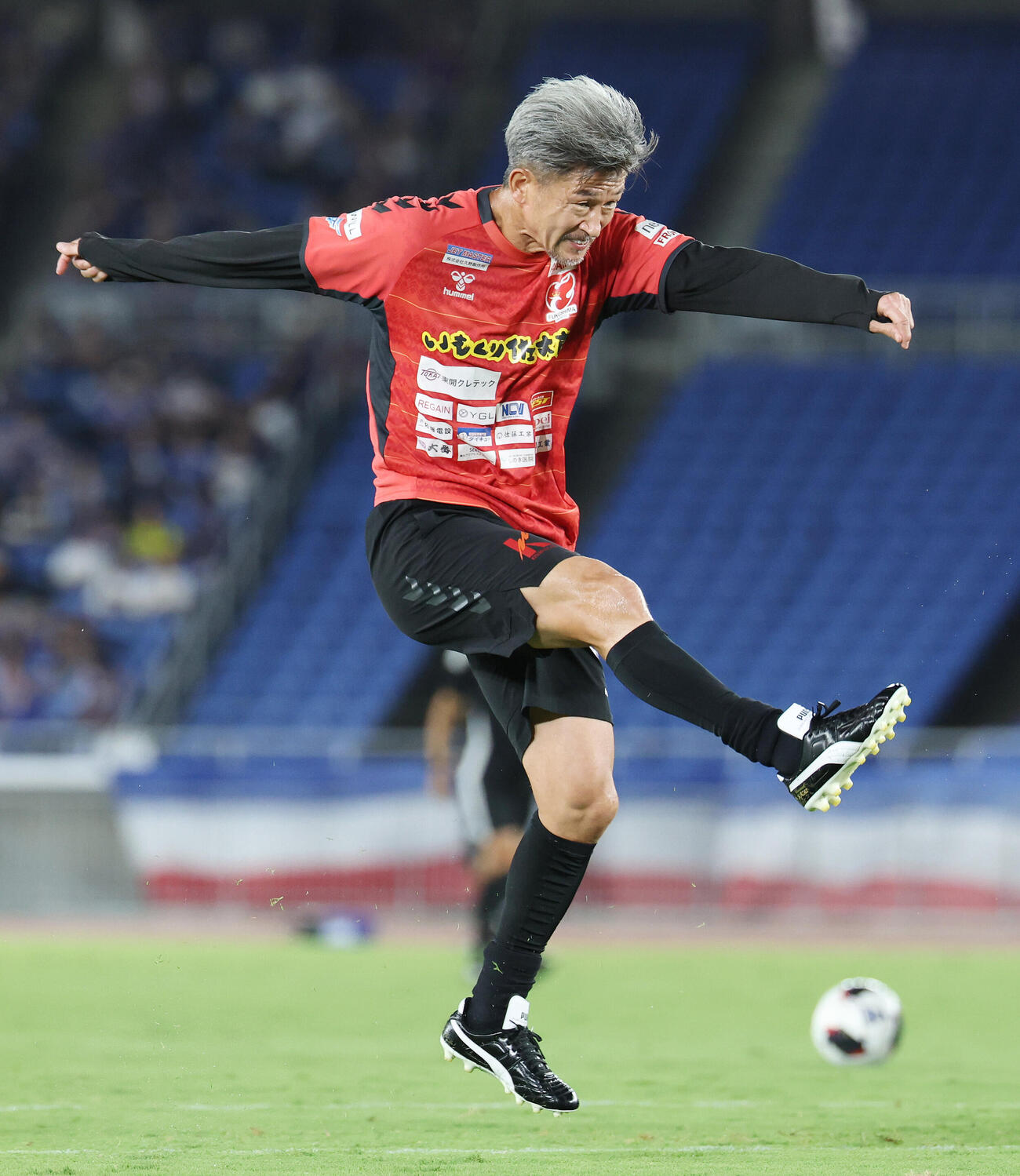 横浜対福島　試合前、シュート練習する福島カズ（撮影・宮地輝）