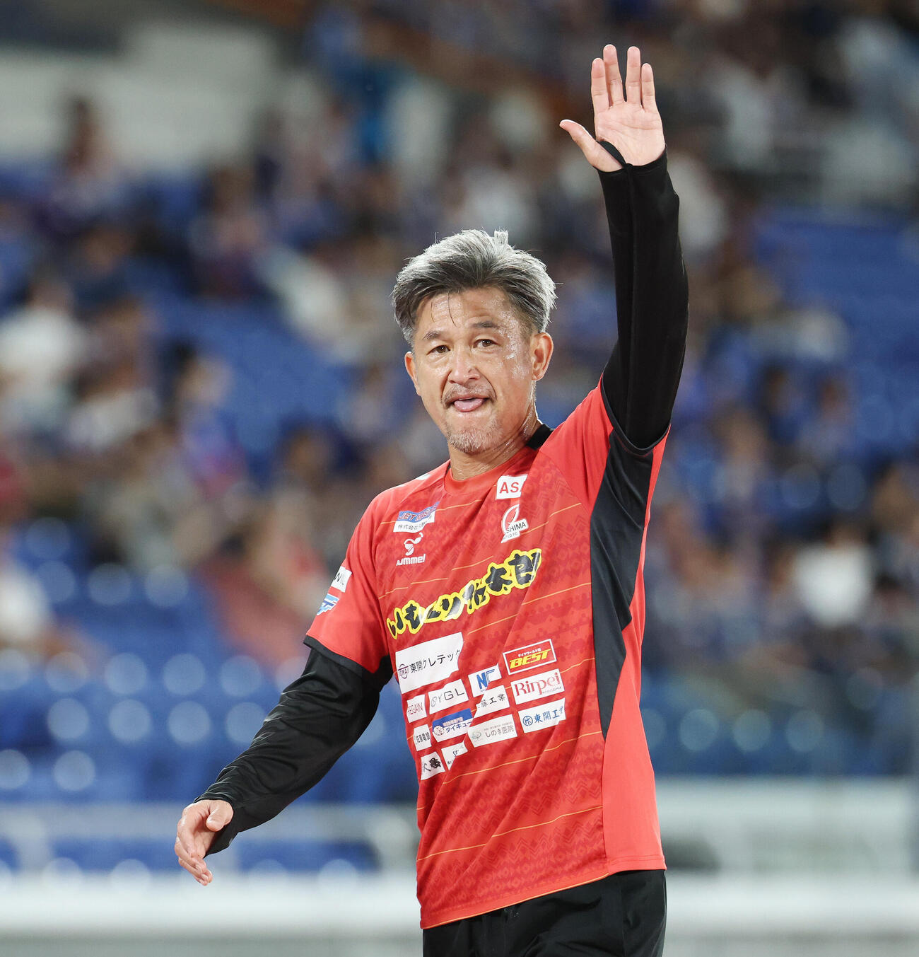 横浜対福島　試合前、サポーターに手を振る福島カズ（撮影・宮地輝）