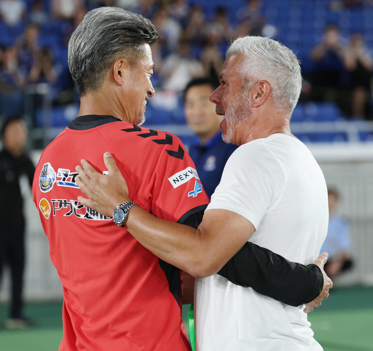 横浜対福島　試合前、横浜スティーブ・コリカ監督（右）とあいさつする福島カズ（撮影・宮地輝）