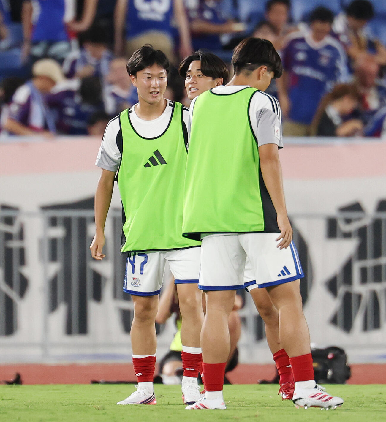 横浜対福島　ハーフタイム、体を動かす横浜三井寺真（左）（撮影・宮地輝）
