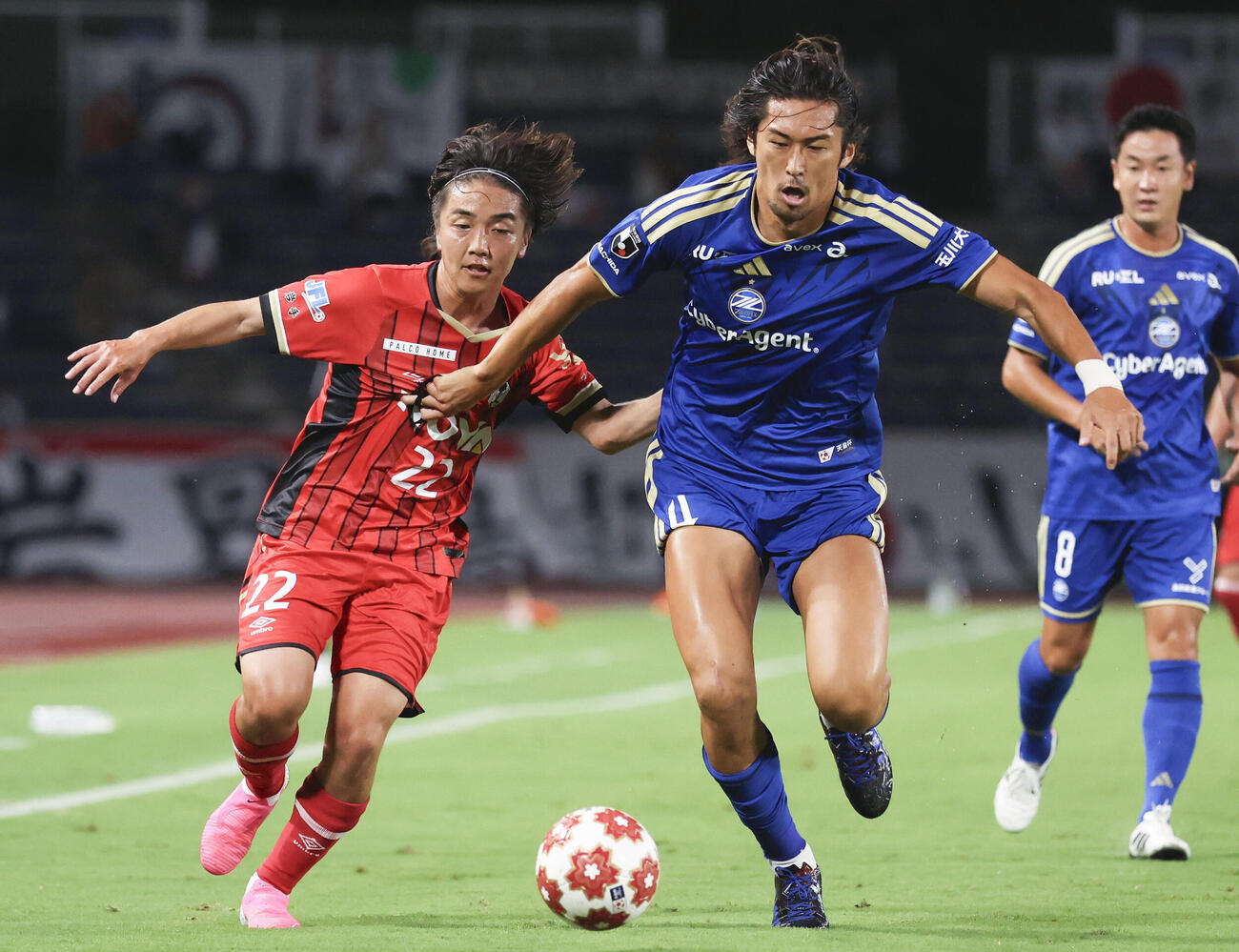 町田－いわてグルージャ盛岡　前半、競り合ういわてグルージャ盛岡・大亀（左）と町田・菊池（共同）