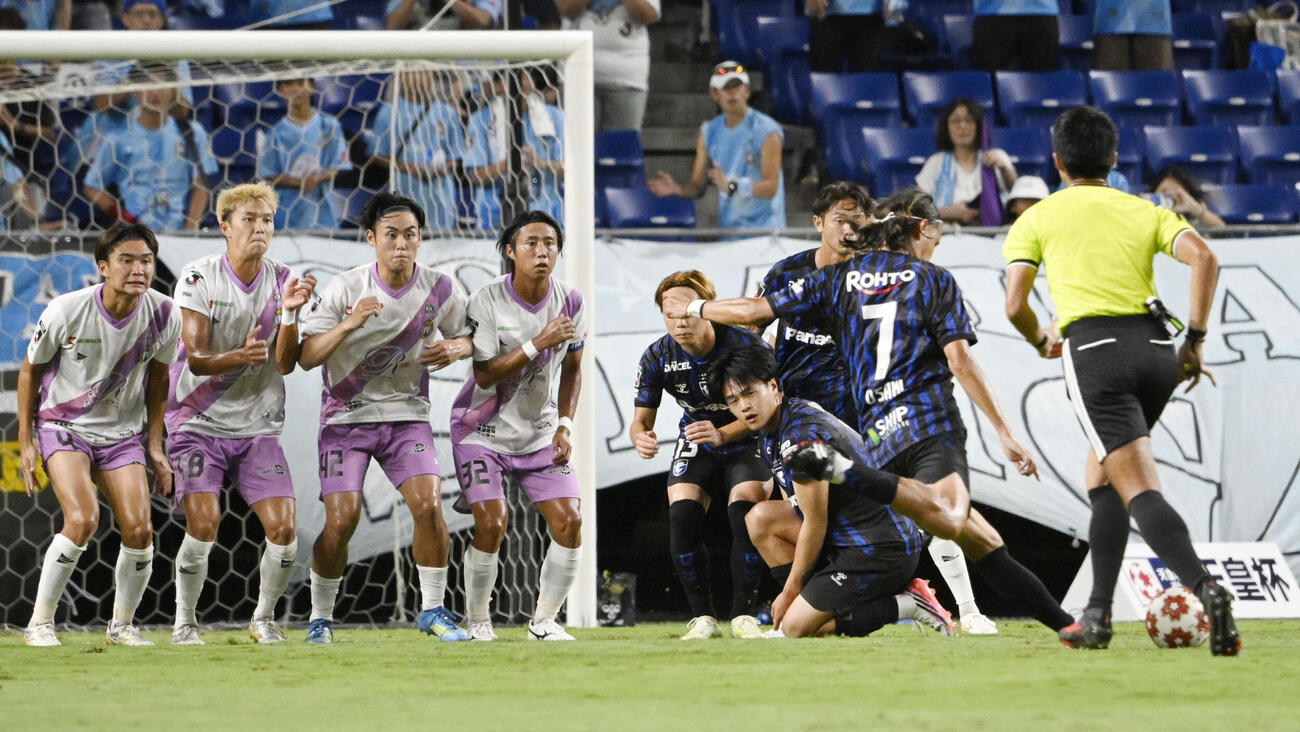 G大阪－滋賀　前半、FKで自身2点目のゴールを決めるG大阪・宇佐美（右端）（共同）