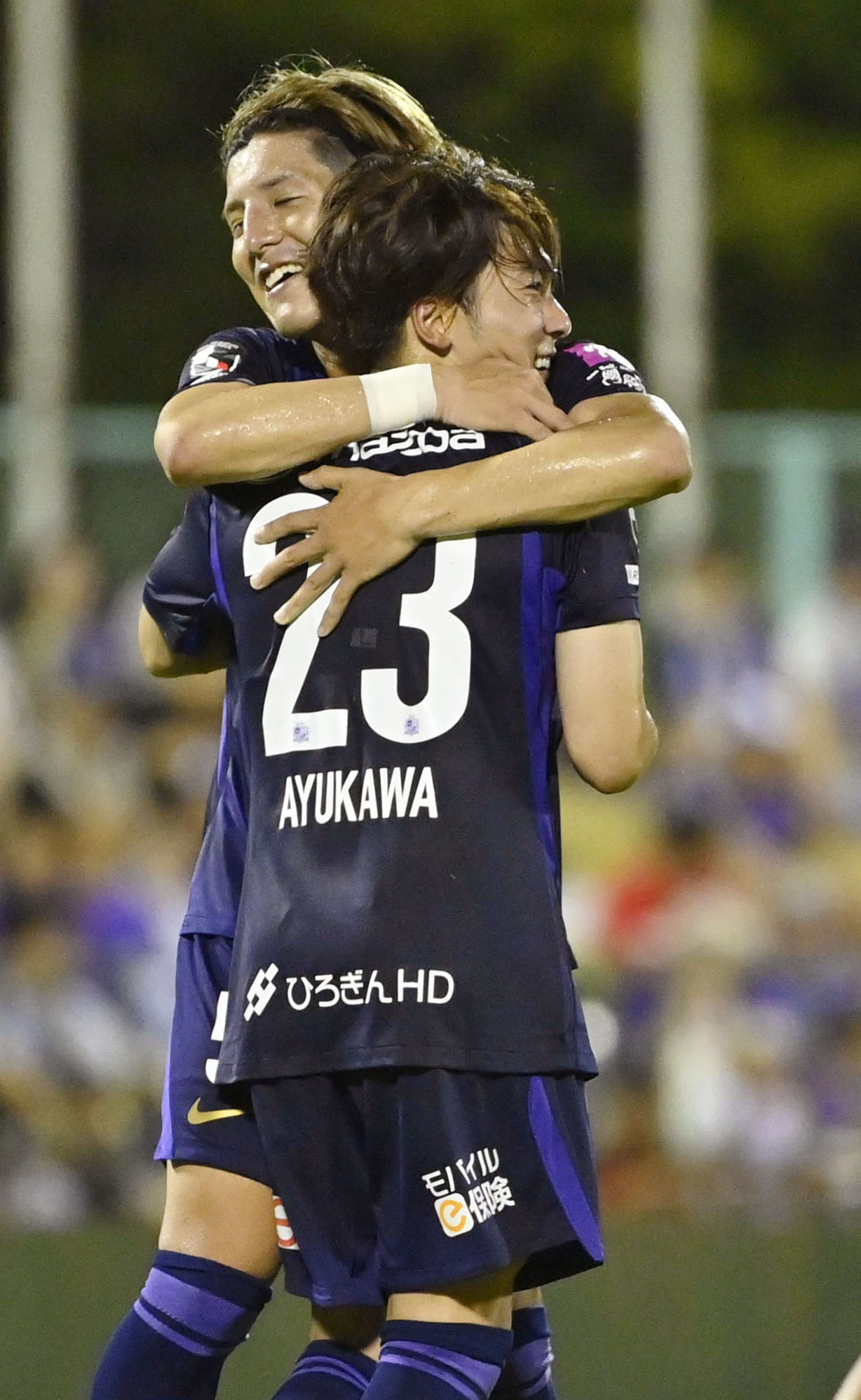 広島－沖縄SV　後半、ゴールを決め喜ぶ広島・鮎川（23）（共同）