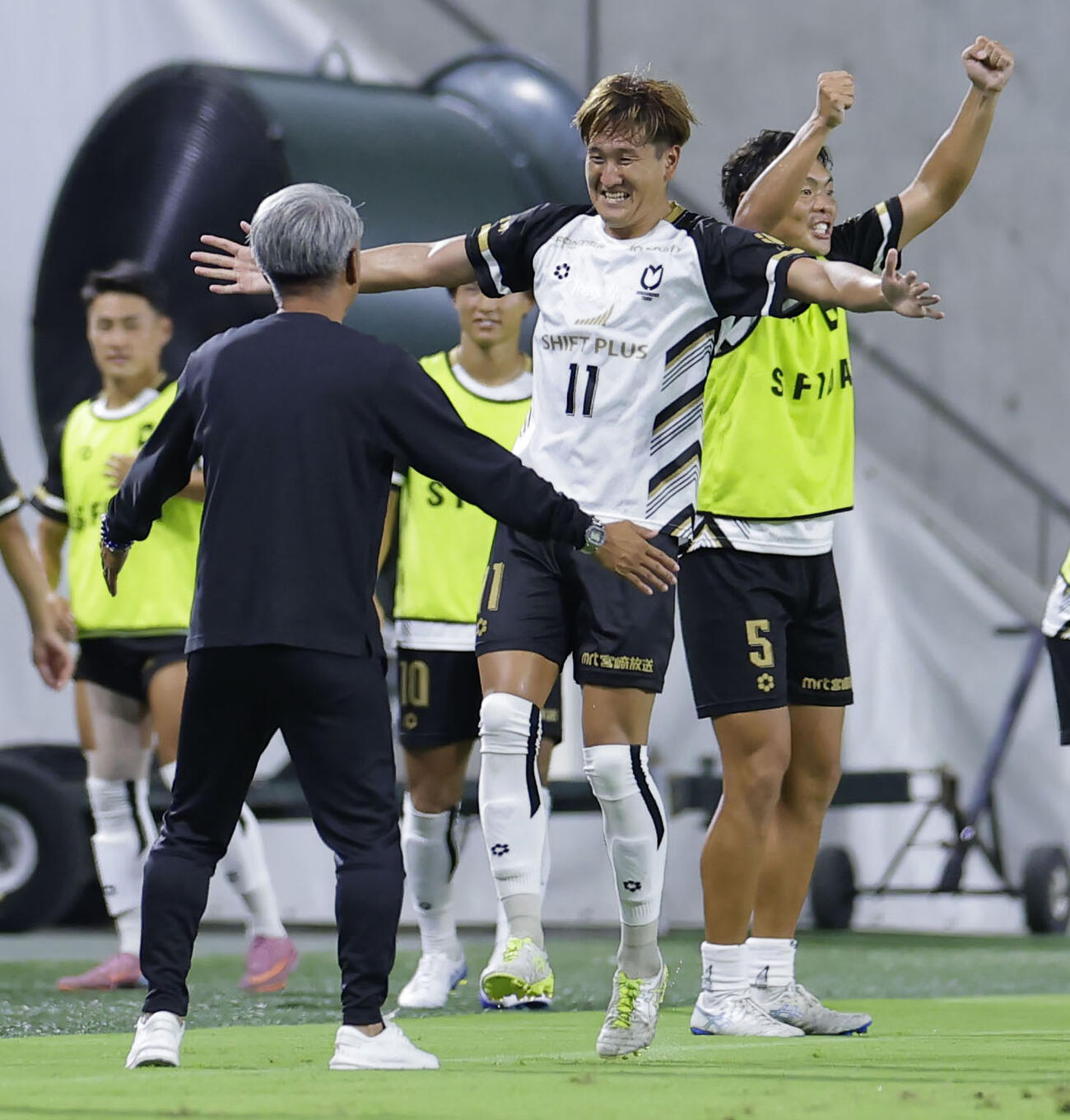 神戸－ヴェロスクロノス都農　後半、ゴールを決め大久保監督と喜ぶヴェロスクロノス都農・浜田（11）（共同）