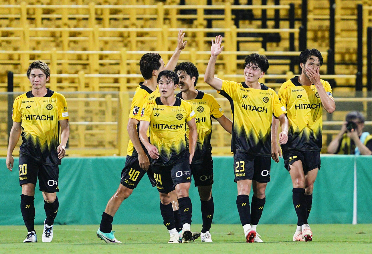 柏－専大　前半終了間際、チーム2点目のゴールを決め、タッチを交わす柏・長南（右から2人目）（共同）