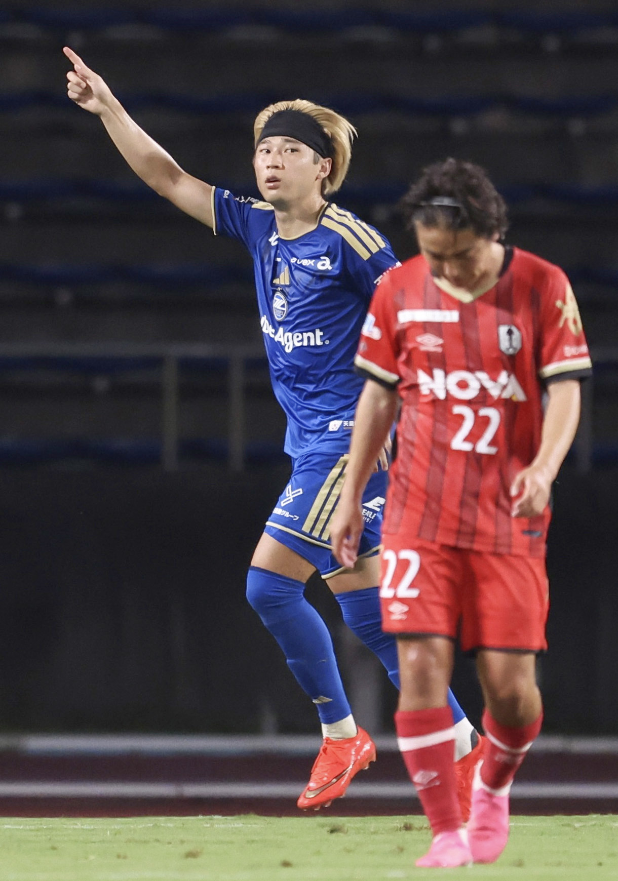 町田－いわてグルージャ盛岡　前半、先制ゴールを決め駆け出す町田・松尾（左）（共同）