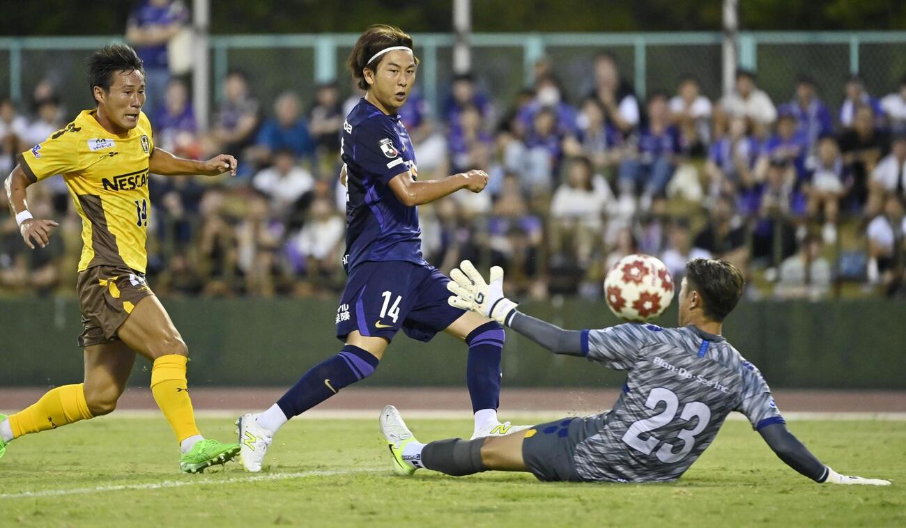 広島対沖縄SV　前半、ゴールを決める広島松本（中央）。GK大西（共同）