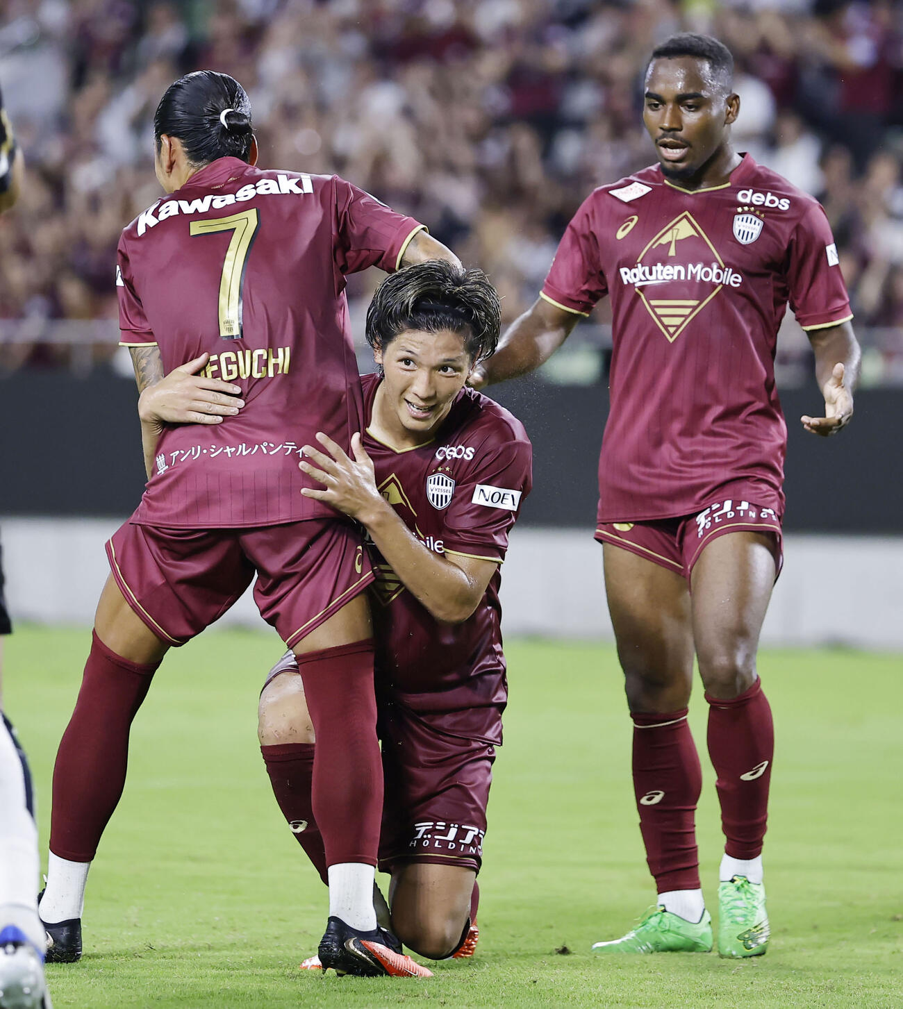 神戸－ヴェロスクロノス都農　後半、ゴールを決め祝福される神戸・小松（中央）（共同）