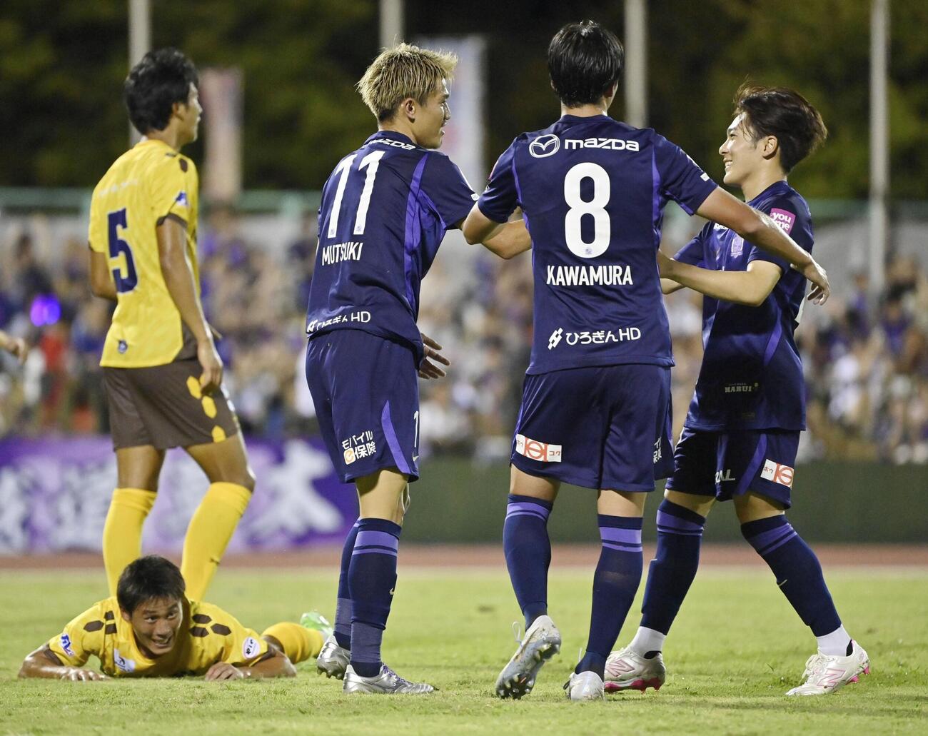 広島－沖縄SV　後半、自身2点目のゴールを決め、喜ぶ加藤（11）ら広島イレブン（共同）