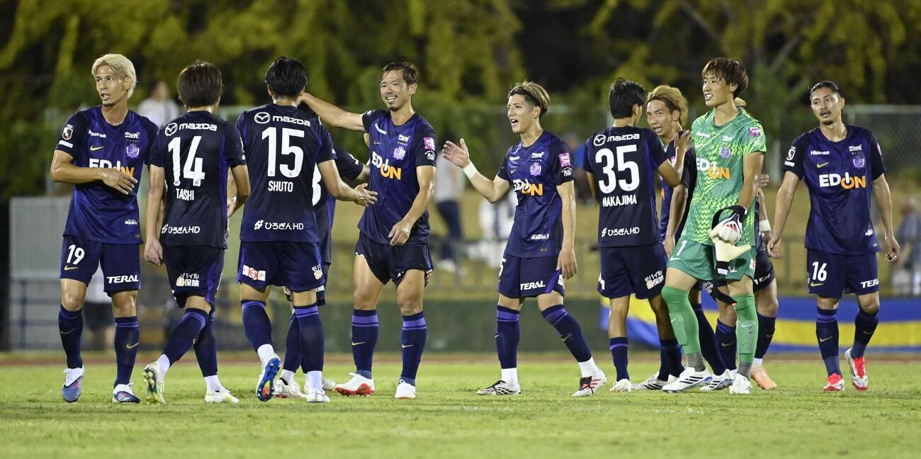 沖縄SVに快勝し、タッチを交わす広島イレブン（共同）