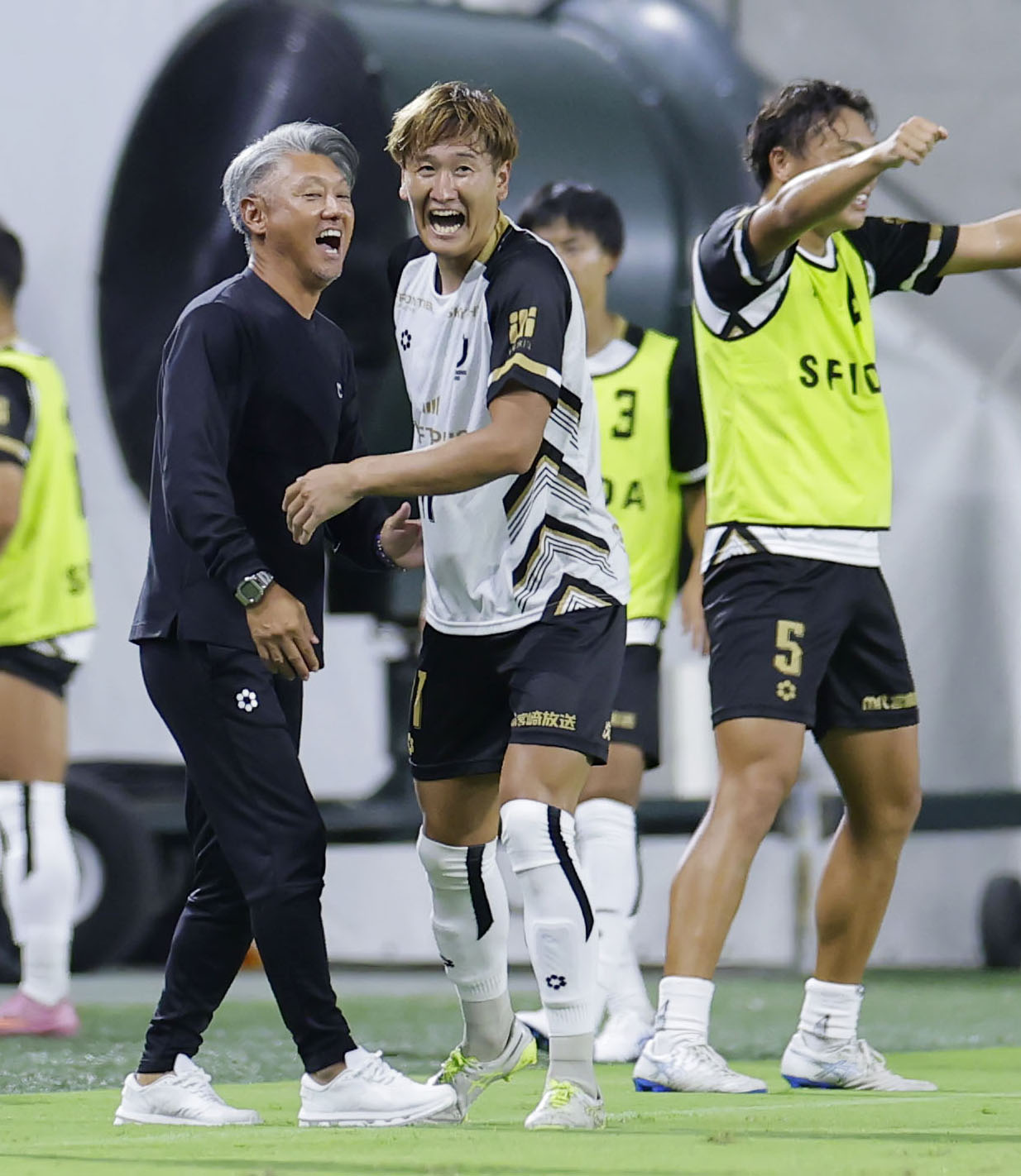神戸－ヴェロスクロノス都農　後半、ゴールを決め大久保監督（左）と喜ぶヴェロスクロノス都農・浜田（共同）