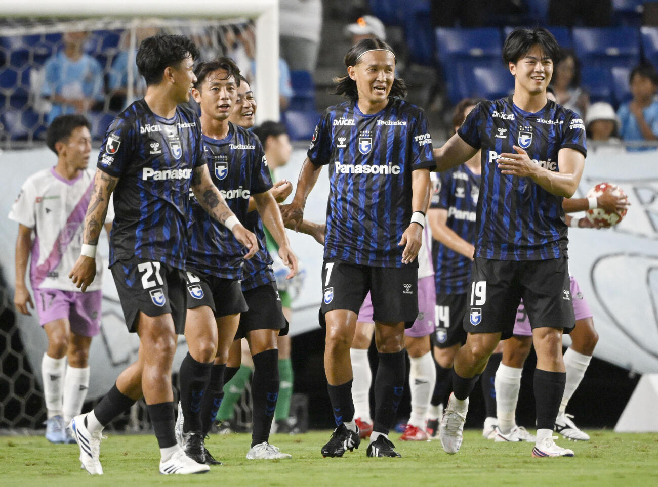 G大阪対滋賀　前半、FKで自身2点目のゴールを決め、喜ぶG大阪宇佐美（右から2人目）（共同）