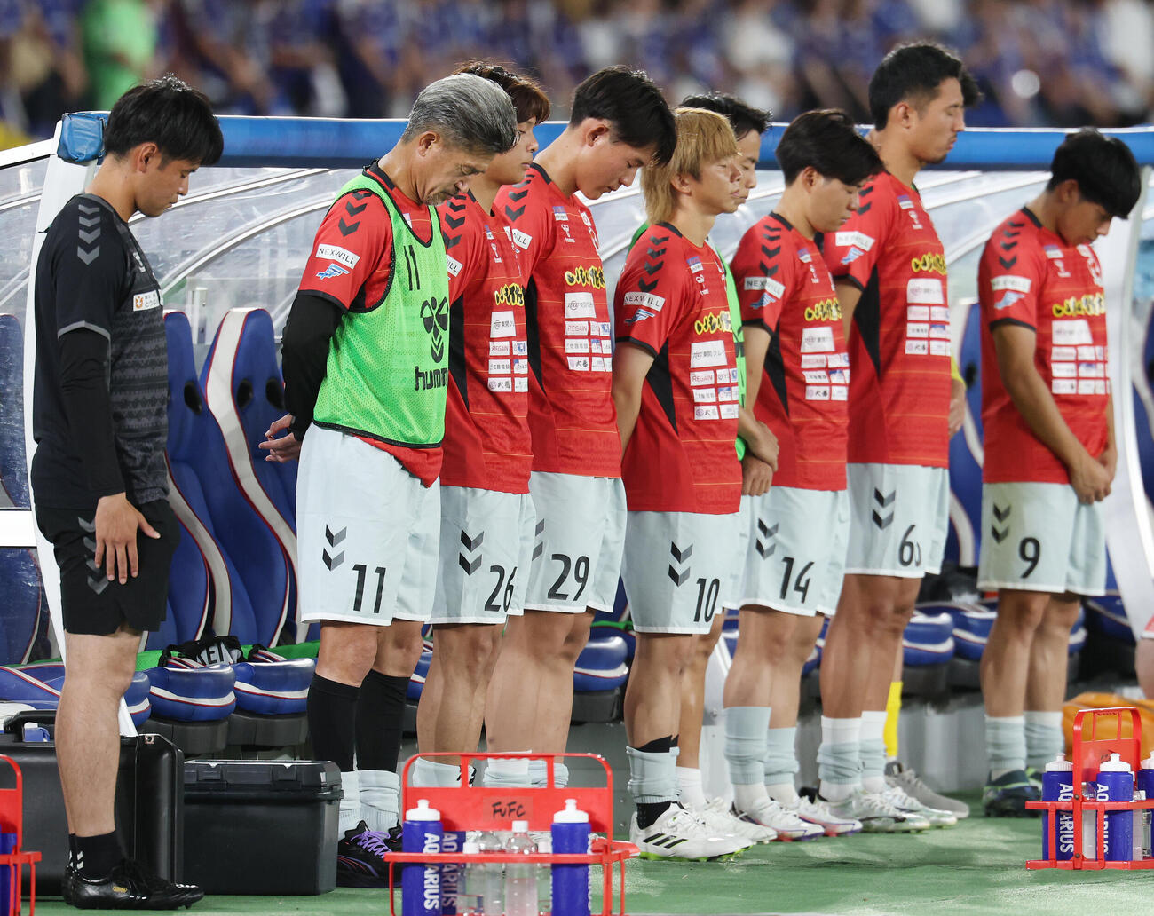 横浜対福島　試合前、黙とうする福島カズ（左から2人目）ら（撮影・宮地輝）