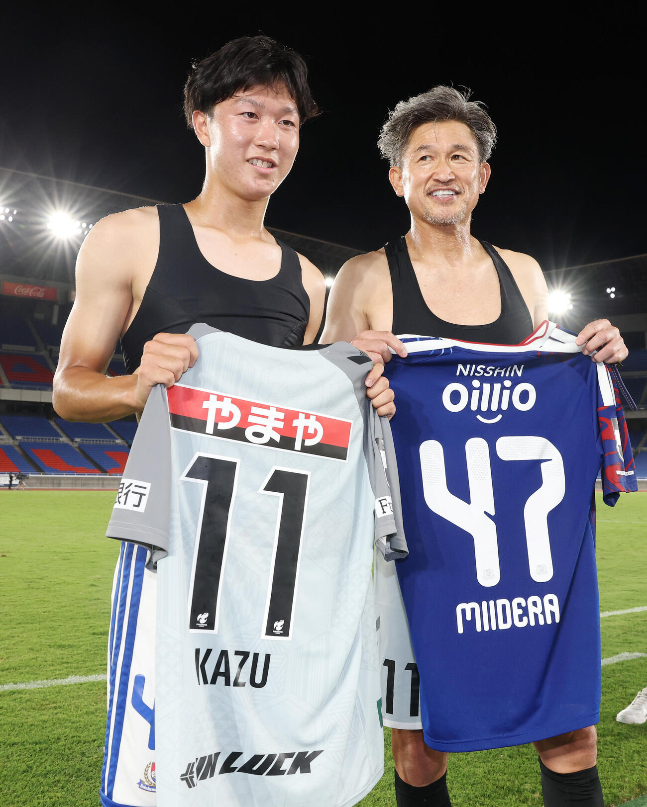 横浜対福島　試合後、ユニホームを交換した横浜三井寺眞（左）と福島カズ（撮影・宮地輝）
