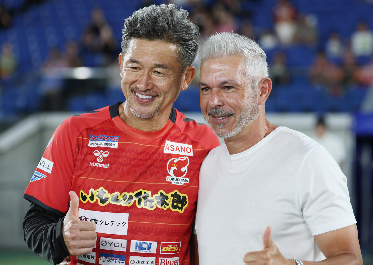 横浜対福島　試合前、横浜スティーブ・コリカ監督（右）と笑顔を見せる福島カズ（撮影・宮地輝）