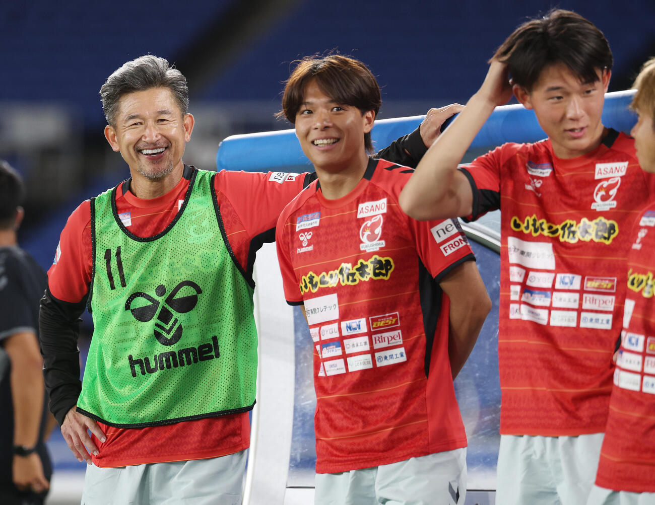 横浜対福島　試合前、笑顔を見せる福島カズ（左）（撮影・宮地輝）