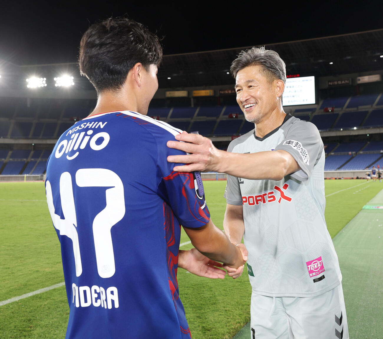 横浜対福島　試合後、握手を交わす横浜三井寺真（左）と福島カズ（撮影・宮地輝）