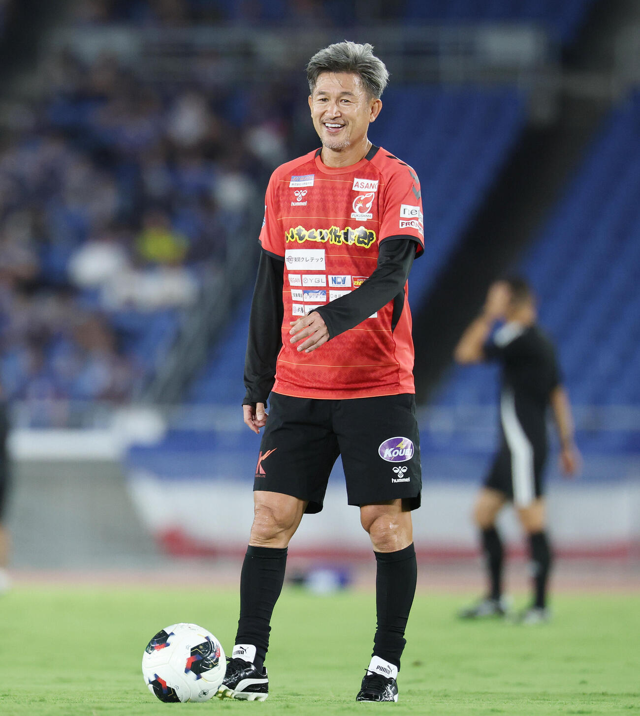 横浜対福島　試合前、笑顔を見せる福島カズ（撮影・宮地輝）