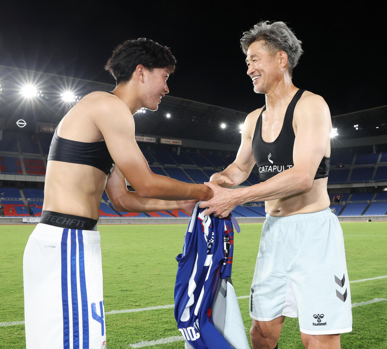横浜対福島　試合後、ユニホームを交換した横浜三井寺眞（左）と福島カズ（撮影・宮地輝）
