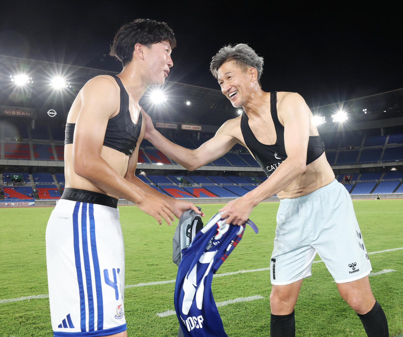 横浜対福島　試合後、ユニホームを交換した横浜三井寺真（左）と福島カズ（撮影・宮地輝）