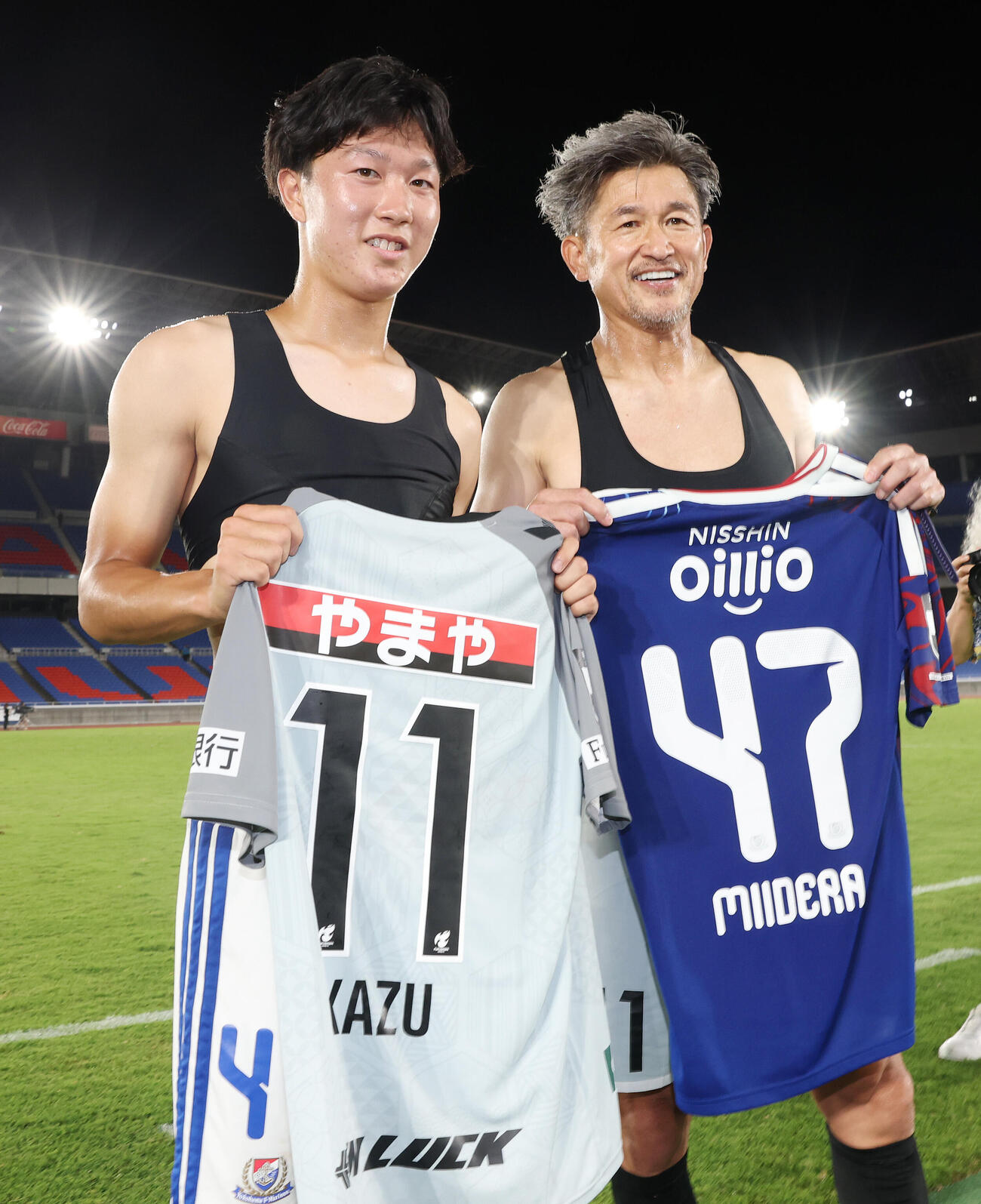 横浜対福島　試合後、ユニホームを交換した横浜三井寺眞（左）と福島カズ（撮影・宮地輝）
