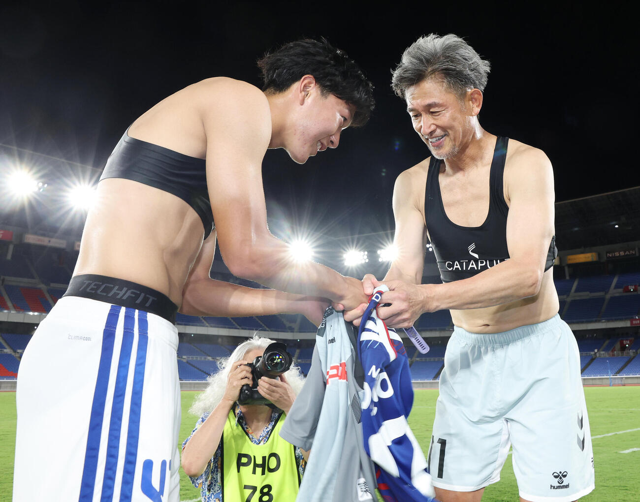 横浜対福島　試合後、ユニホームを交換した横浜三井寺真（左）と福島カズ（撮影・宮地輝）