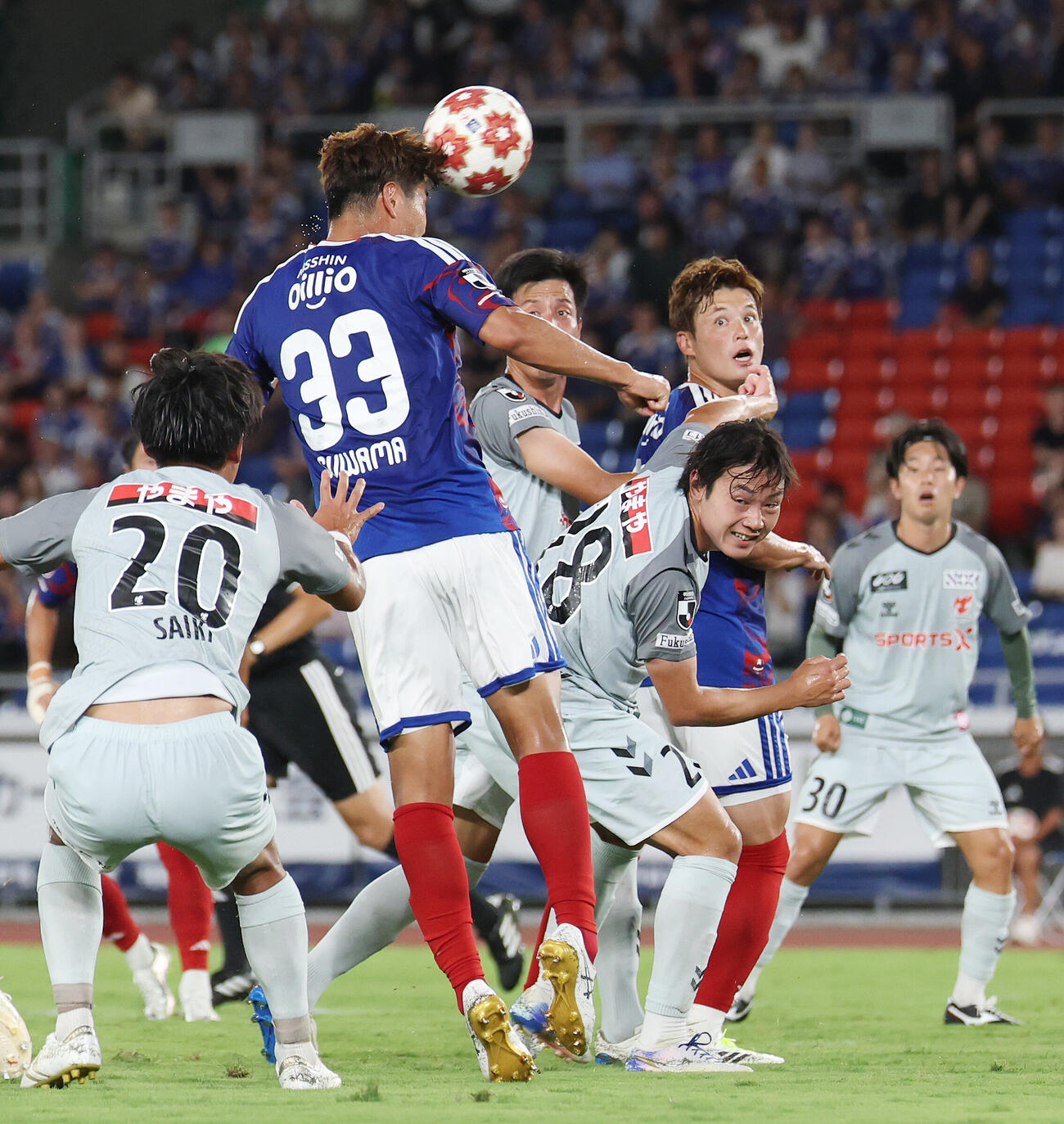 横浜対福島　前半、ヘディングでゴールを決める横浜諏訪間幸成（左から2人目）（撮影・宮地輝）