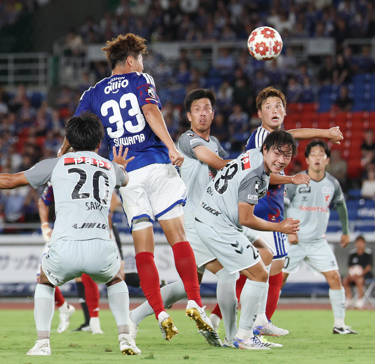 横浜対福島　前半、ヘディングでゴールを決める横浜諏訪間幸成（左から2人目）（撮影・宮地輝）