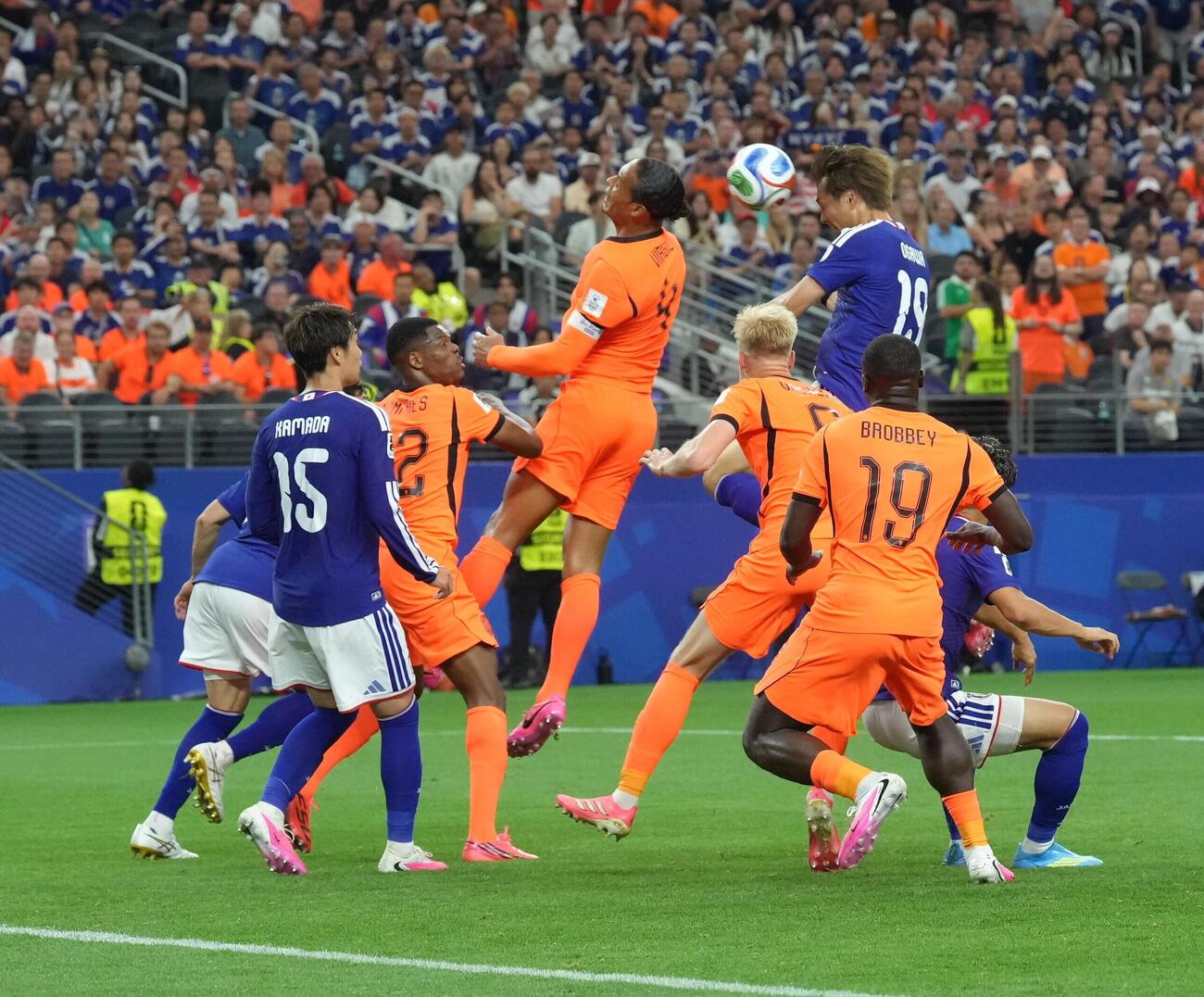 W杯北中米大会　1次リーグ　第1戦　日本対オランダ　後半、小川航基（右後方）のヘディングシュートが鎌田大地（左）に当たり、ゴールとなった（2026年6月撮影）